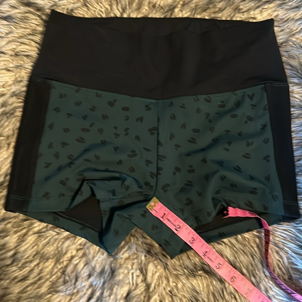 VULL Sport HIGH WAISTED SCRUNCHED
SHORTS  L - Picture 6 of 7